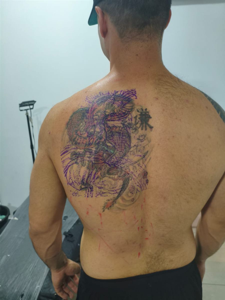 Costas antes da cobertura, dragão antigo com estêncil do novo desenho