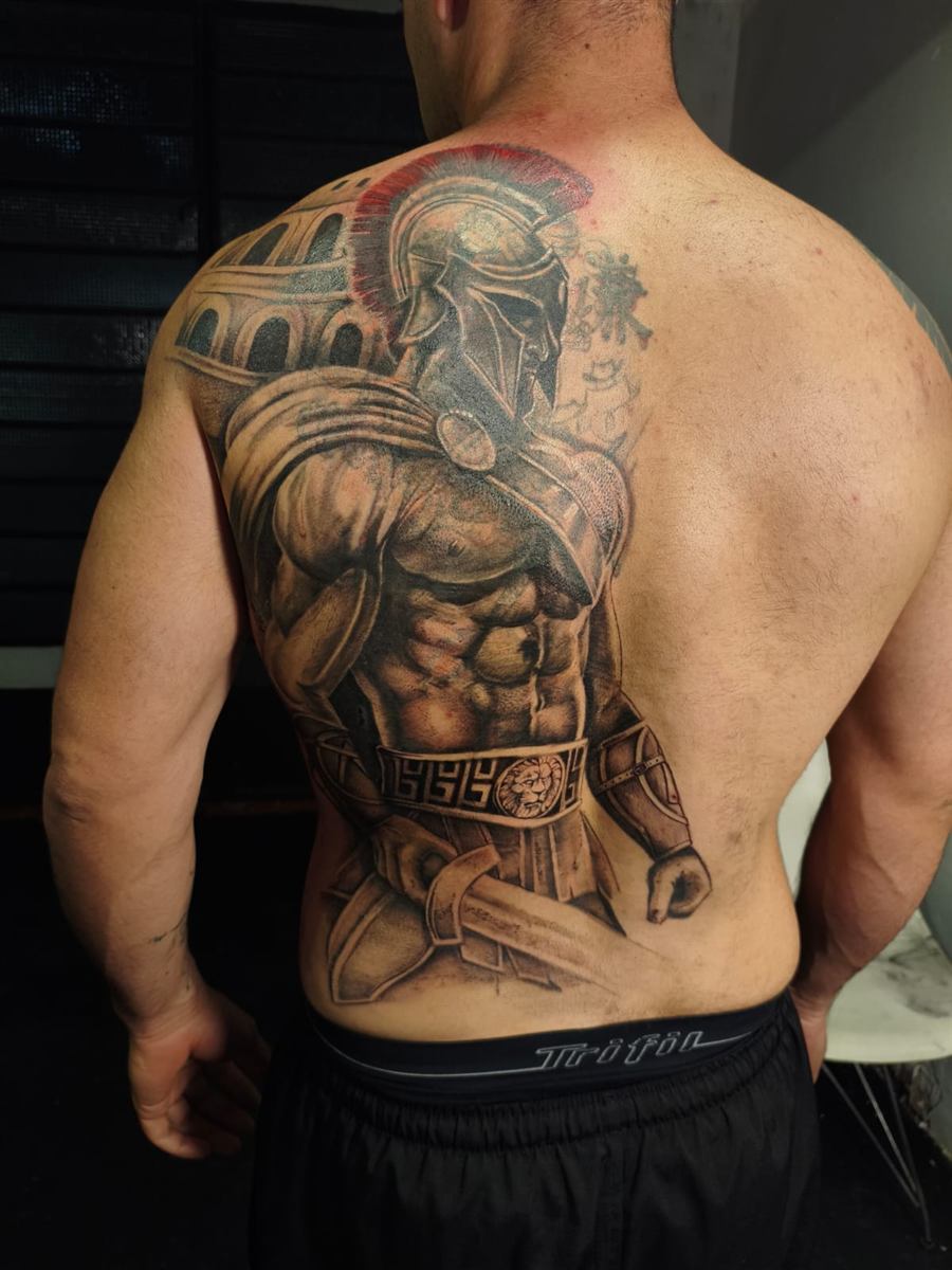 Costas depois da cobertura, guerreiro gladiador realista