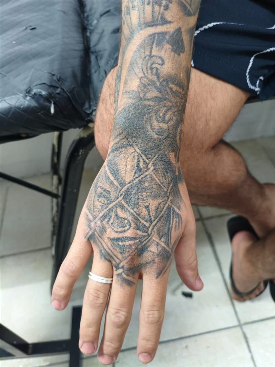 Mão antes da cobertura, tatuagem antiga desgastada