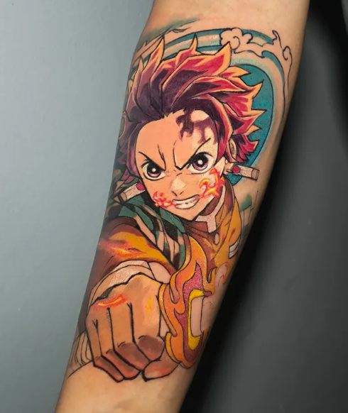 Tanjiro, de Demon Slayer, em anime colorido no antebraço