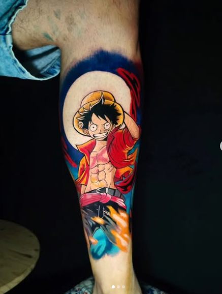 Luffy, de One Piece, em anime colorido na panturrilha