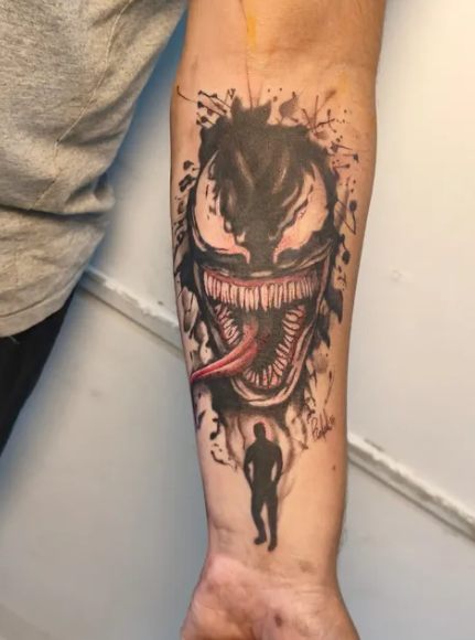 Venom em estilo HQ no antebraço