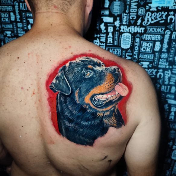 Rottweiler em realismo colorido nas costas