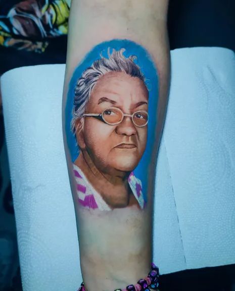 Retrato de senhora de óculos em realismo colorido