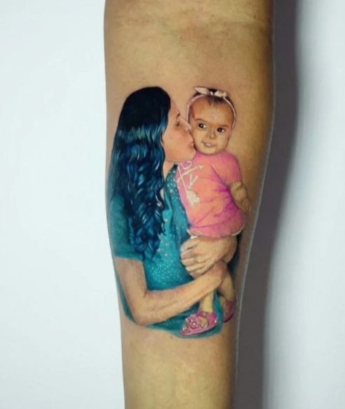 Retrato de mãe e filha em realismo colorido no antebraço