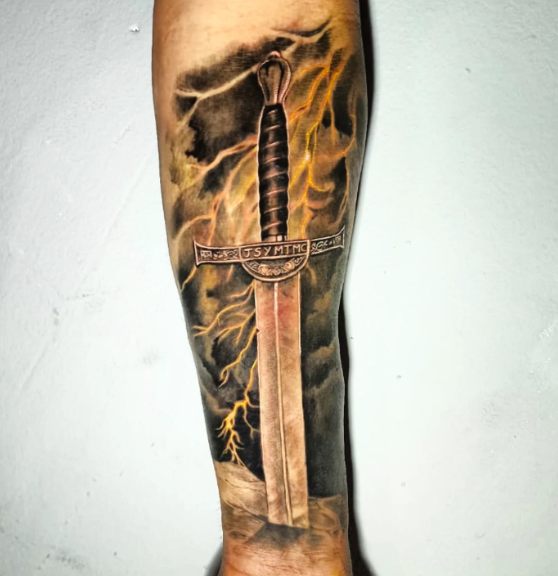 Espada com raios em realismo, tatuagem na perna
