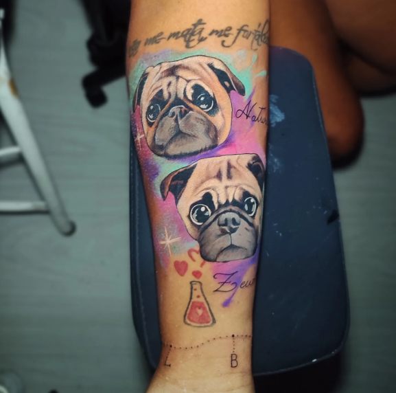 Dois pugs em aquarela no antebraço