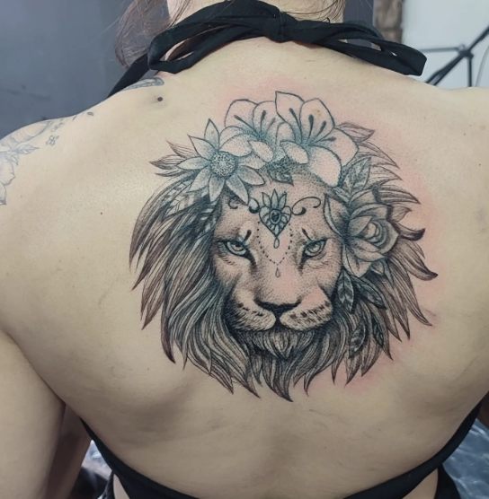 Leão com flores nas costas em fine line