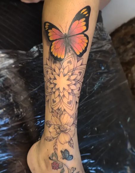 Borboleta e mandala colorida em fine line no tornozelo