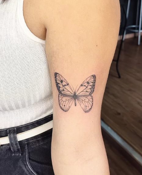 Borboleta pequena em fine line no braço
