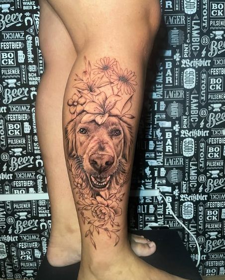 Cachorro golden com flores em fine line na panturrilha
