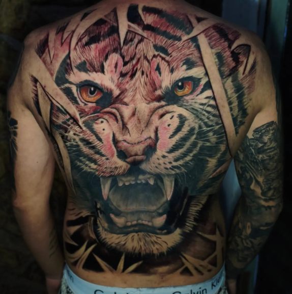 Tigre nas costas em realismo preto e cinza