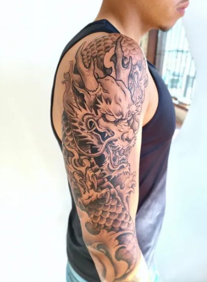 Dragão oriental em braço fechado preto e cinza