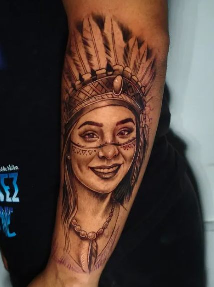 Retrato de mulher indígena em preto e cinza no antebraço