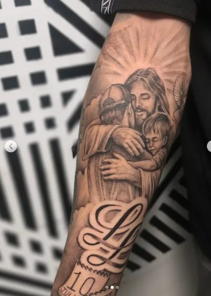 Jesus abraçando crianças em preto e cinza no antebraço