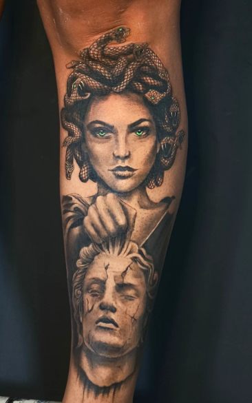 Medusa e busto em preto e cinza na perna
