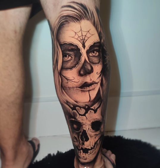 Caveira mexicana e crânio em preto e cinza na perna